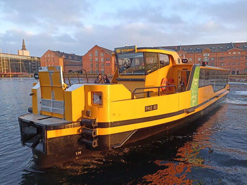 V Kodani fungují dvì lodní linky MHD, které zajiš�ují celkem rychlou dopravu mezi bøehy místního vodního kanálu skrz centrum Kodanì. Linky mají èísla 991 a 992. Provozuje je Arriva, která nedávno poøídila 5 elektrických plavidel od výrobce Damen.