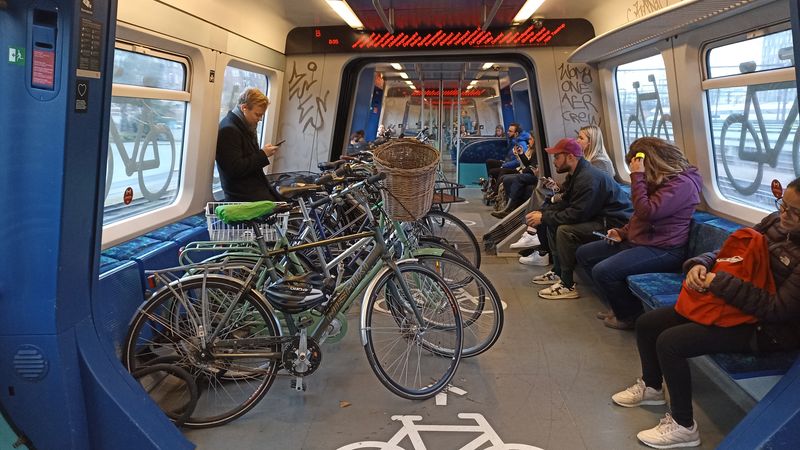 O kombinaci vlakù a kol je v Kodani velký zájem. Rovinatá Kodaò poskytuje navzdory místnímu klimatu ideální podmínky pro pohyb na kole, cestu ze vzdálených pøedmìstí ale pomáhají zkracovat právì vlaky.