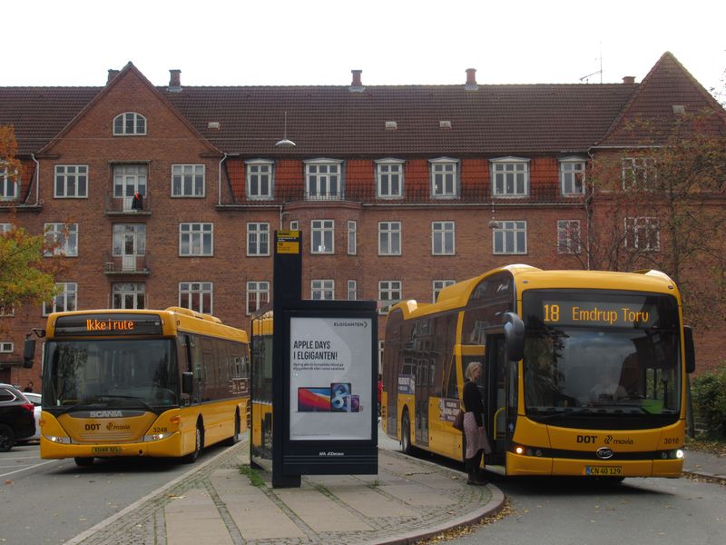 Koneèná elektrobusové linky 18 obsazené èínskými vozy BYD ve spoleènosti starší Scanie z roku 2008. Mìstské autobusy jsou bez ohledu na dopravce žluté, páteøní linky mají svislý èervený pruh, regionální linky modrý.
