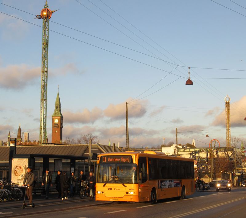 Jeden z nejstarších autobusù Volvo z roku 2009 na lince 11 poblíž hlavního nádraží v pozadí s místním zábavním parkem Tivoli.