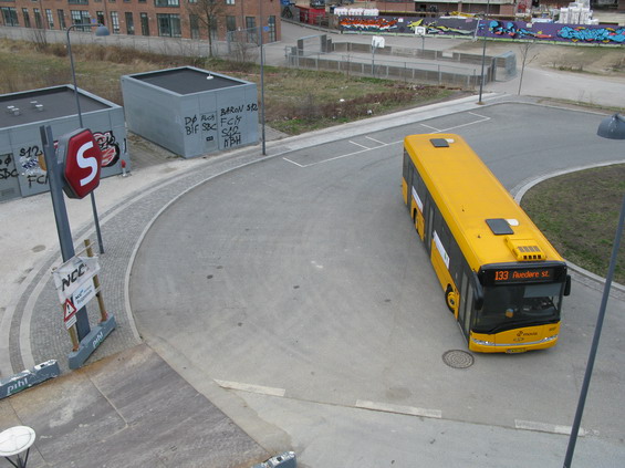 Dopravce Nettbuss zakoupil pro standardní autobusové linky vìtší množství autobusù Solaris Urbino Low-entry. Zde u vlakové stanice Ny Ellebjerg.