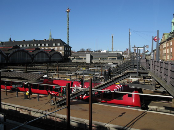 Na hlavní nádraží zasazené v centru mìsta míøí jak všechny regionální vlaky zdejšího S-Bahnu, tak elektrcké vlaky ze Švédska po mostì pøes úžinu Öresund, ale i ostatní regionální nebo dálkové vlaky.