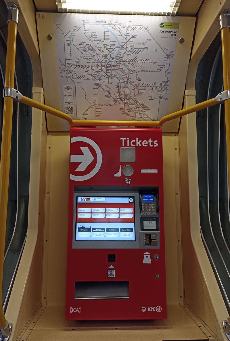 V každé tramvaji najdete i jízdenkový automat, zde šikovnì vyplòující hluché místo v krátkém prostøedním èlánku tramvají typu K první série z let 1995-2002.