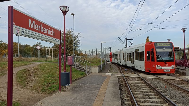 Severní koneèná tramvajové linky 12 na prùmyslovém pøedmìstí Merkenich. Sem jezdí tramvaje mimo špièky pouze každých 20 minut.