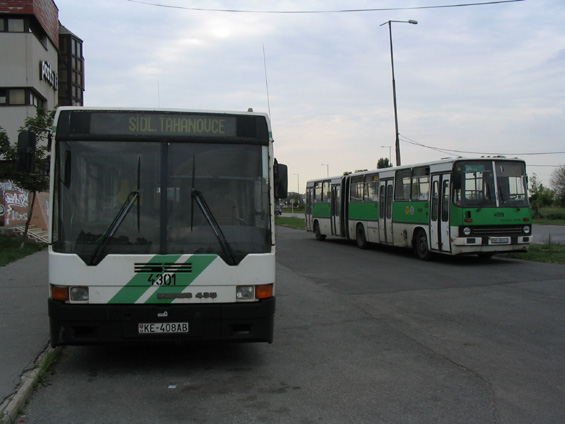 Výhodou autobusù v sídlišti �ahanovce je oproti tramvajím možnost zajížïky i do nitra sídlištì.