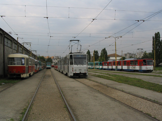 Odstavené tramvaje v areálu vozovny v Bardejovskej ulici.