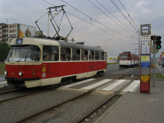 Konvoj tramvají "R" míøí na støídání ranní a odpolední smìny do železáren.