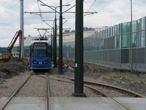 Nejnovìjší tramvajová tra� do sídlištì Ruczaj. Po otevøení prvního úseku v roce 2011 se letos plánuje dokonèení této trati. Stále se však buduje i na již zprovoznìném úseku. Z dùvodu neexistující smyèky jsou na linky 12 a 18 nasazovány pouze obousmìrné tramvaje.