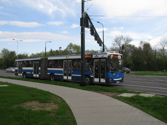 Jedna z nejnovìjších verzí kloubového autobusu Jelcz již v èásteènì nízkopodlažním provedení. Toto je pøedposlední verze jednotného krakovského nátìru.