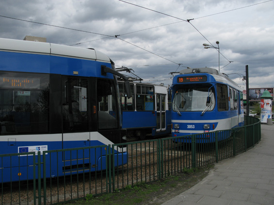 Tøi typy tramvají v Krakovì - klasický Konstal 105N, nízkopodlažní Bombardier a Düwag dovezený z Düsseldorfu.