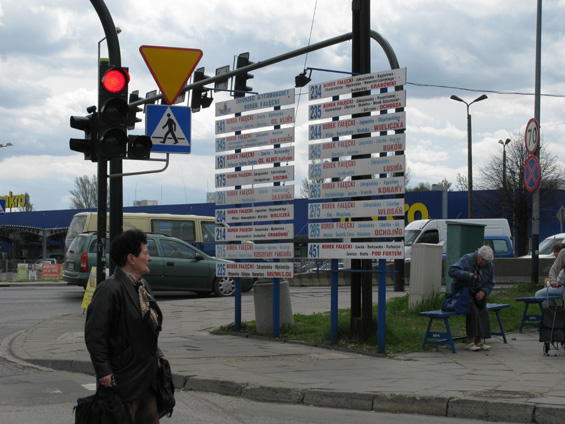 Ve smyèce Borek Falecki se nachází také významné autobusové stanovištì - zde s informaèními tabulemi pro jednotlivé linky.