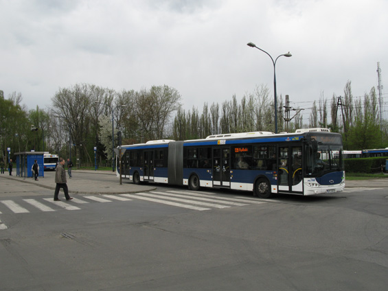 Od krakovských hutí odjíždí také øada autobusových linek. Kloubový Solaris v novém slušivém krakovském nátìru.
