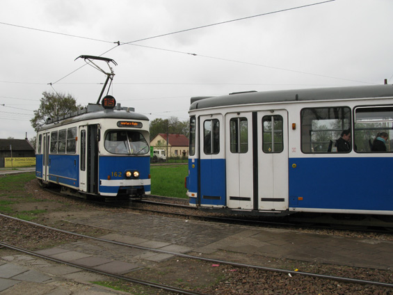 Vídeòské a norimberské tramvaje GT6 na "prùmyslové koneèné" Pleszów. Zatímco tramvaje z Norimberku byly dodávány od roku 1994 a nìkteré z nich jsou už vyøazeny, ex-vídeòské tramvaje pøišly do Krakova po roce 2003 v poètu 80 kusù. Oba typy byly po pøestìhování zmodernizovány, kompletnì vymìnìn interiér, dosazeny digitální transparenty a norimberským tramvajím byly zaslepeny zadní èásti posledních dveøí.