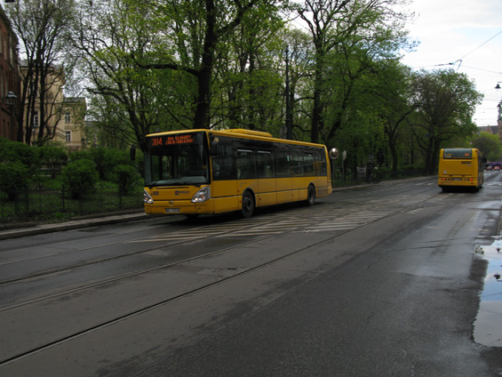Také Krakov otevøel autobusový trh soukromým dopravcùm - v soutìži v roce 2008 vyhrála na 4 zdejších linkách spoleènost Mobilis s tìmito žlutými autobusy Citelis a narušila dosavadní monopol zdejšího DP. Na jednu z linek nasazuje kloubové Solarisy, také ve žluté barvì.