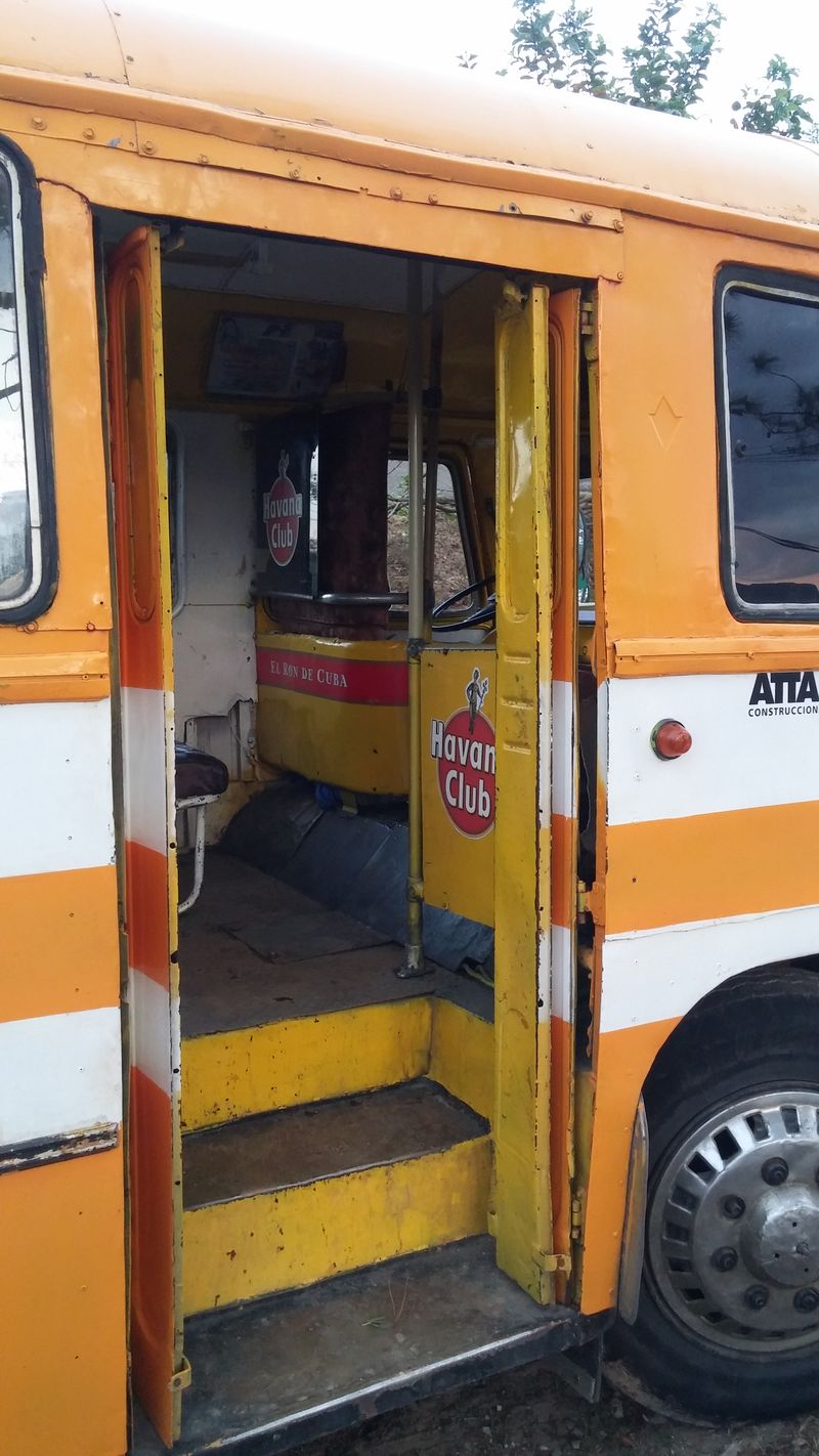 Ruský autobus PAZ s ultraúzkými skládacími dveømi je patøiènì vyzdoben podle kubánského vkusu i zevnitø.