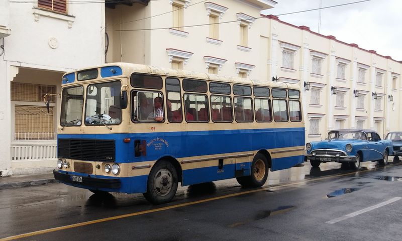 A ještì jeden malý èistokrevný autobus v Pinar del Río ve spoleènosti funkèního a vzornì opeèovávaného osobního veterána.
