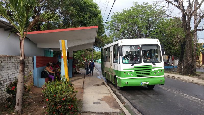 Typický zelenobílý autobus MHD Pinar del Río v podání kubánské znaèky Girón poblíž vlakového nádraží.