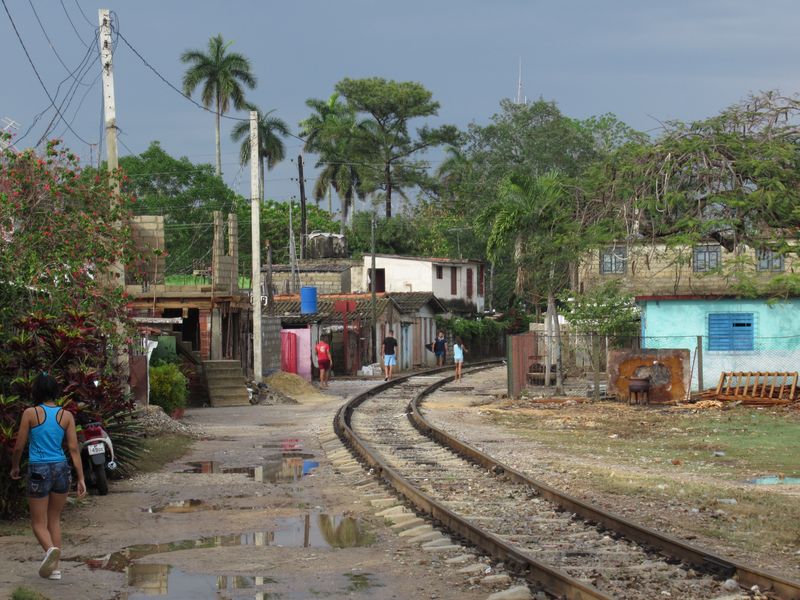 Jediná železnièní tra� protíná Pinar del Río v jeho jižní èásti od východu na západ. Zhruba uprostøed najdete i funkèní nádraží.