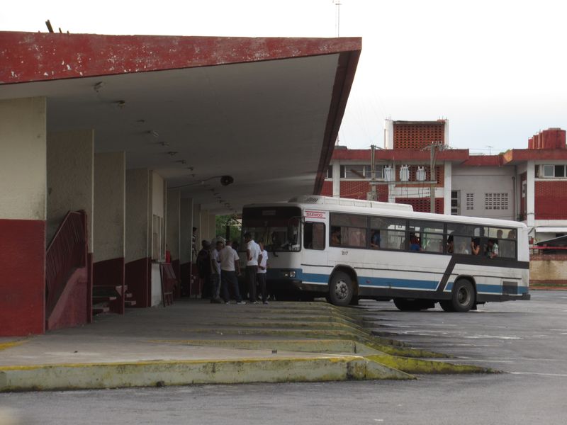 Korejský autobus Daewoo stojí pøistaven pro nástup na autobusovém nádraží v Pinar del Río. Uvnitø nádraží najdete kromì èekáren také centrální pokladny, rozpis odjezdù i další služby.