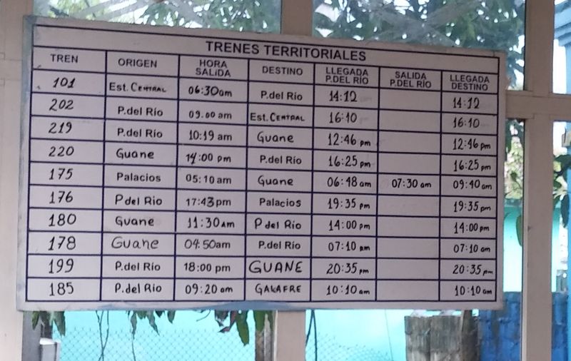 Rozpis místních vlakù ze stanice Pinar del Río. Bohužel jediný vlak do Havany teï nejezdí. Jezdí se ale zøejmì aspoò v èásti trasy a také do nejzápadnìjšího železnièního bodu Guane.