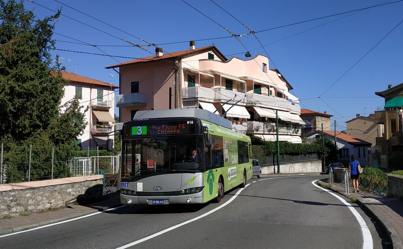 Na páteøní trolejbusové lince 3 jezdí od roku 2014 osm nízkopodlažních trolejbusù Solaris Trollino s pomocným naftovým agregátem, kterého se vyžívá na nové východní koneèné u nemocnice Felettino, kam už troleje nevedou.