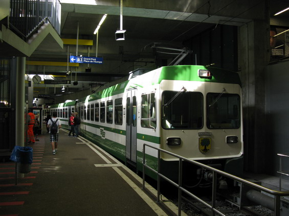 Úzkokolejka LEB zajíždí až do centra Lausanne do podzemní pøestupní stanice Flon. Tento pøímìstský vlak míøí severozápadním smìrem do mìsteèka Echallens.