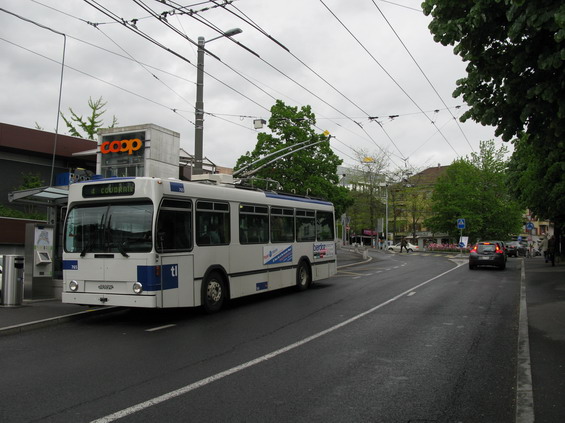 Starší sólo vùz na koneèné linky 4 Pully-Gare. Vìtšinou jsou tyto trolejbusy provozovány v soupravì s vlekem.