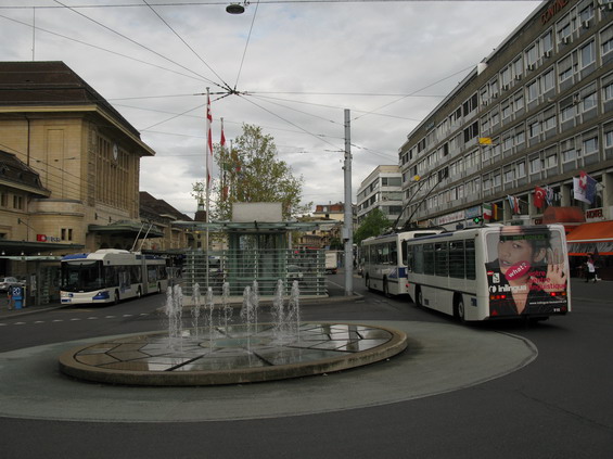 Pøed hlavním nádražím se potkává nìkolik trolejbusových linek. Hlavní zastávky ale leží o nìkolik pater a ulic výše (severnìji).