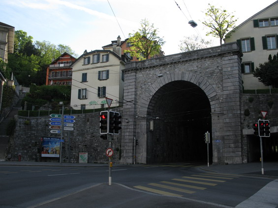 Mìstský tunel zkracující cestu pod kopcem severovýchodnì od centra. Trolejbusy zde už ale nejezdí. Zrušilo je zøejmì metro M2.