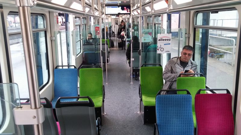 Pøes 25 let staré vozy metra M1 byly nedávno oživeny svìžími a veselými barvami sedaèek. Podobná inovace se týká i ostatních dopravních prostøedkù provozovaných mìstským dopravcem TL.