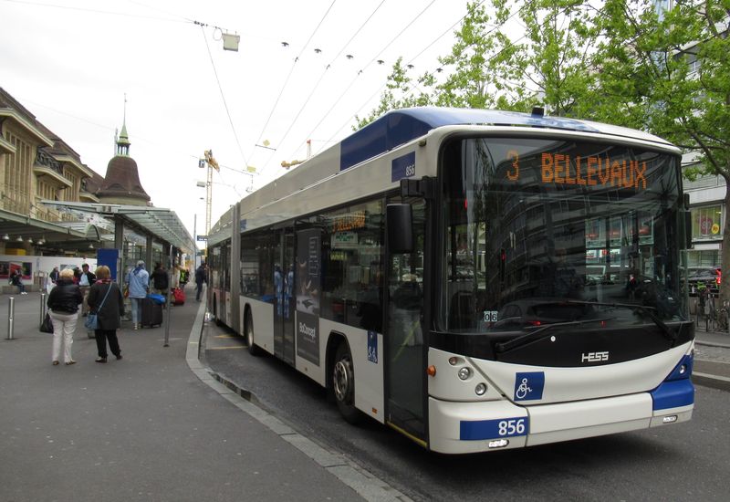 Tìchto kloubových trolejbusù jezdí v Lausanne již 62. Další nákup by se mìl odehrávat ve dvoukloubových vozech pro nový koncept linek BHNS. Bìhem návštìvy se v centru konala velká kulturní a akce, a tak byla vìtšina trolejbusù odklonìna mimo své trasy – všechny mají pomocný dieselagregát, po úspìšném testování by ho však ve všech vozech mìly nahradit baterie.