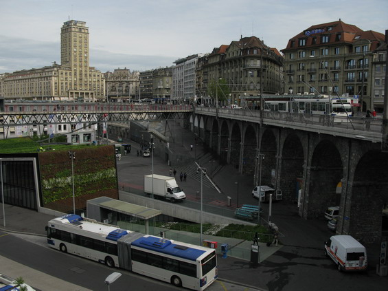 Námìstí Flon v centru mìsta má mnoho úrovní i možností použití MHD. Metro, trolejbusy i autobusy - vše je nadosah.