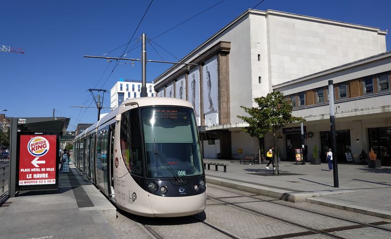 Tramvaj pøed vlakovým nádražím východnì od centra mìsta. Le Havre má tramvaje opìt od roku 2012, kdy byla zprovoznìna celá dosavadní sí� dvou linek A a B. Mìstskou dopravu tu provozuje dopravce LiA, bývalý Bus Océane, èlen skupiny Transdev.