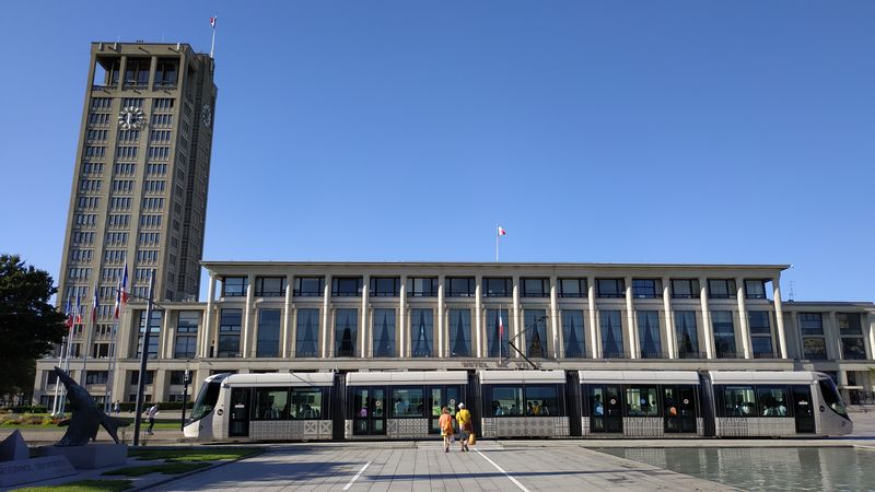 Místní nová radnice poblíž historického centra, kudy projíždí obì tramvajové linky a kde se koleje køíží s páteøní autobusovou trasou v centru mìsta.