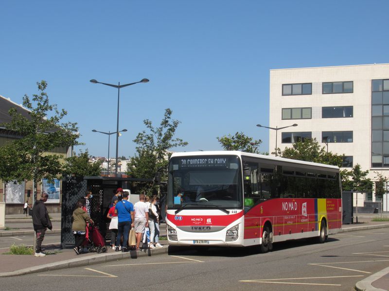 Pøímìstské autobusové linky oznaèené dvoucifernými èísly tu v barvách regionu Normandie provozuje nadnárodní koncern Keolis.