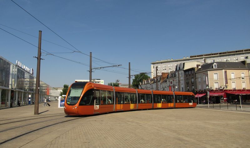 Jedna z 34 obousmìrných pìtièlánkových plnì nízkopodlažních tramvají Alstom Citadis 302 projíždí kolem hlavního vlakového nádraží. Zde také zaèíná linka T3, což není tramvaj, ale speciální autobus.