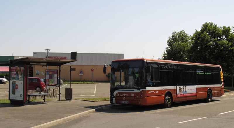 Standardní Citelis v barvách SETRAM na bìžné autobusové lince MHD. Vozový park autobusù v Le Mans je složen témìø výhradnì z výrobkù Iveco, døíve Renault a Irisbus. Èást autobusù jezdí na zemní plyn.