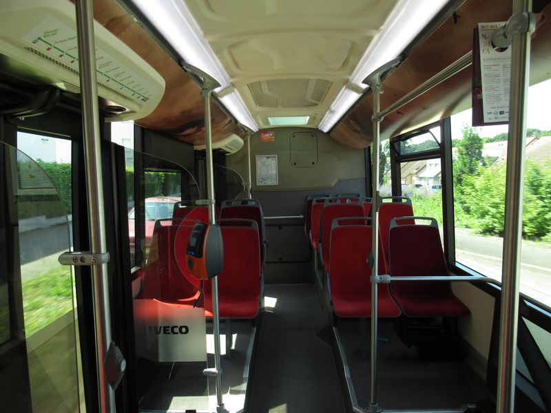 Interiér autobusu Iveco Crealis ladí s exteriérem a díky použití pouze na lince T3 je tomu uzpùsoben i pevný informaèní systém. Na rozdíl od ostatních autobusových linek se do autobusù linky T3 mùže nastupovat všemi dveømi.
