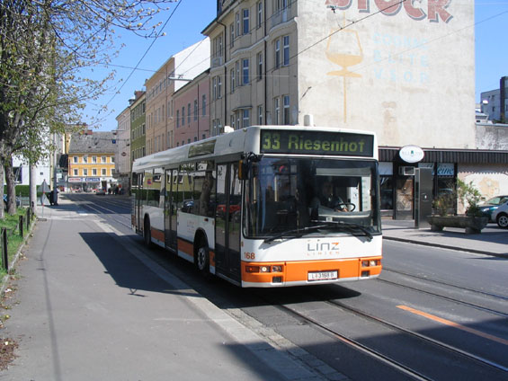 Standardní autobus Volvo u nádraží Mühlkreis poblíž dolní stanice horské tramvaje Pöstlingbergbahn.