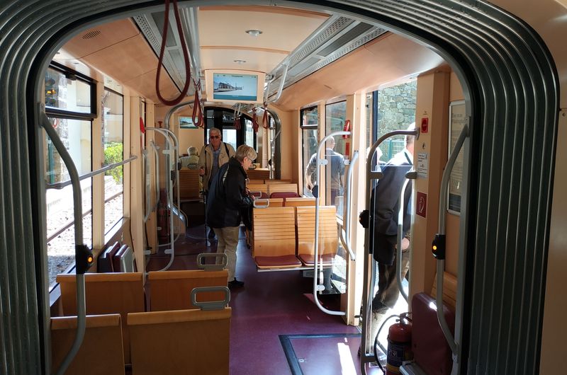 Retrointeriér krátkých tramvají na lince 50 zvýrazòují i døevìná opìradla sedaèek. I pøes veškerou snahu je ale vidìt typová pøíbuznost s tramvajemi Cityrunner od Bombardieru. V roce 2009 byly dodány tøi tyto nové tramvaje, v roce 2011 ještì ètvrtá. K dispozici je také ještì nìkolik historických vozidel pro zvláštní pøíležitosti.