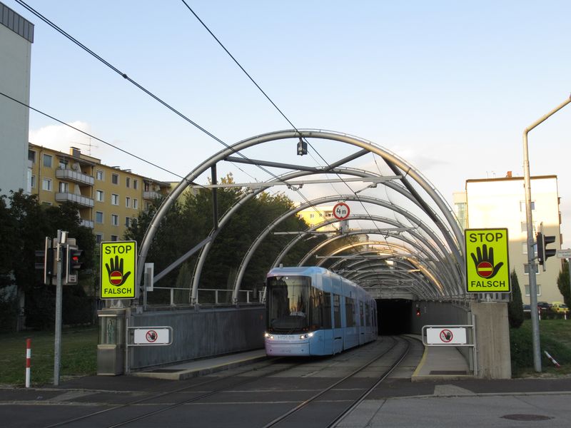 A zde vyjíždìjí linky 3 a 4 z centrálního tunelu, jehož vìtev prodlužující tehdejší linku 3 z Hlavního nádraží vede sem do zastávky Untergaumberg od roku 2011. Délka tohoto nového tunelu je 1,3 km. Do té doby konèila linka 3 v podzemní smyèce pod hlavním nádražím.