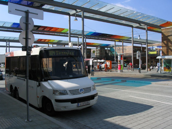 Mikrobus návazné linky 104 rozváží cestující od tramvaje do vzdálenìjších míst Sluneèního mìsteèka.
