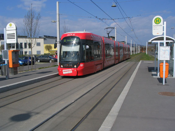 Nová tramvaj na nové trati do Sluneèního mìsteèka. Všechny zdejší domy mají na støechách solární panely.