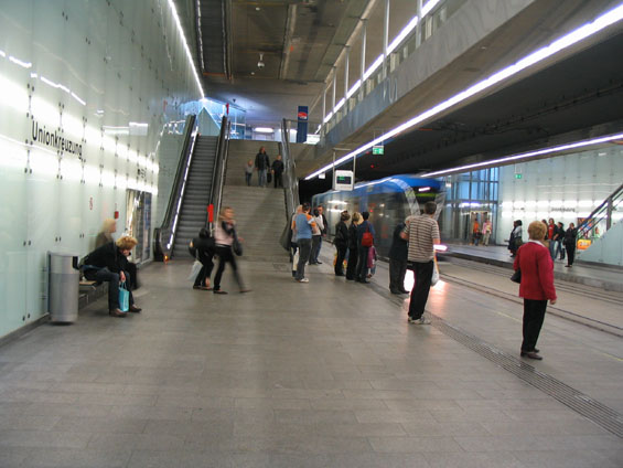 Podzemní tramvajová zastávka Unionkreuzung. Podobnì vypadá i Hlavní nádraží. Zcela pod povrchem je také obratištì pro linku 3.