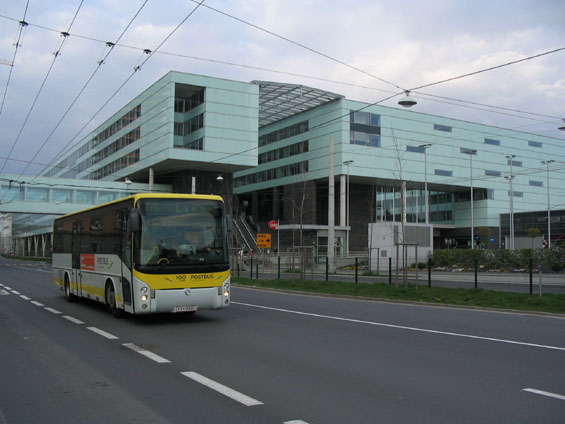 Postbus také nedávno obnovoval svùj vozový park autobusy Ares znaèky Irisbus. Okolí hlavního nádraží se zmìnilo k nepoznání.