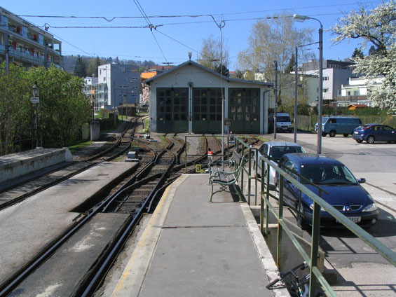 Malá vozovna s kolejištìm v dolní stanici. U dolní stanice tramvaj odjindud než z nástupištì neuvidíte, vše je obehnáno vysokým živým plotem.