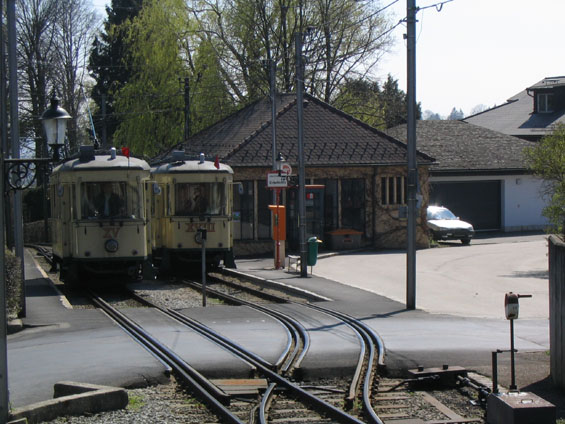 Køížení vlakù v prostøední stanici. Problém není ani pøi jízdì více vozù na jednom spoji.