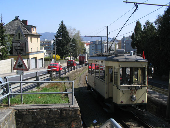 Koncový úsek s nevelkým sklonem pøed dolní stanicí. Na nìkolika místech se horská tramvaj køíží s dosti frekventovanou silnicí.