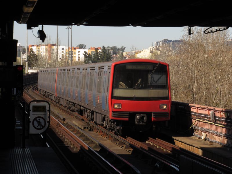 Typická dvojsouprava lisabonského metra na jednom z mála povrchových úsekù za stanicí Campo Grande na zelené lince, kde se potkává se žlutou linkou. Naposledy bylo metro prodlouženo v roce 2016 na modré lince o stanici Reboleira.