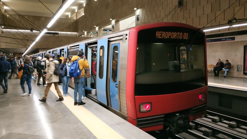 V roce 2012 byla èervená linka metra prodloužena o tøi stanice z nádraží Oriente k lisabonskému letišti. Intervaly metra jsou pomìrnì dlouhé i ve špièkách a musíte si tu zvyknout na návaly i veèer, kdy jezdí pouze tøívozové vlaky.